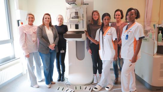 l'équipe de la Clinique du sein et son nouveau mammographe à la Clinique Saint-Jean à Bruxelles